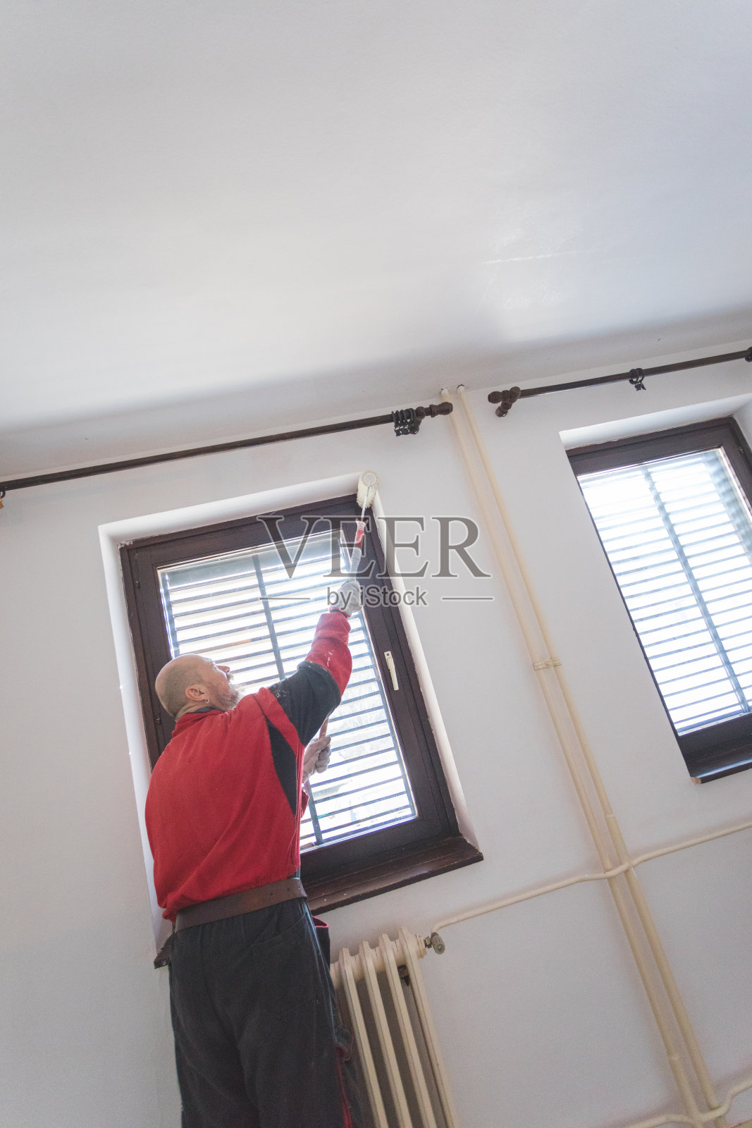 家装,男人刷墙照片摄影图片