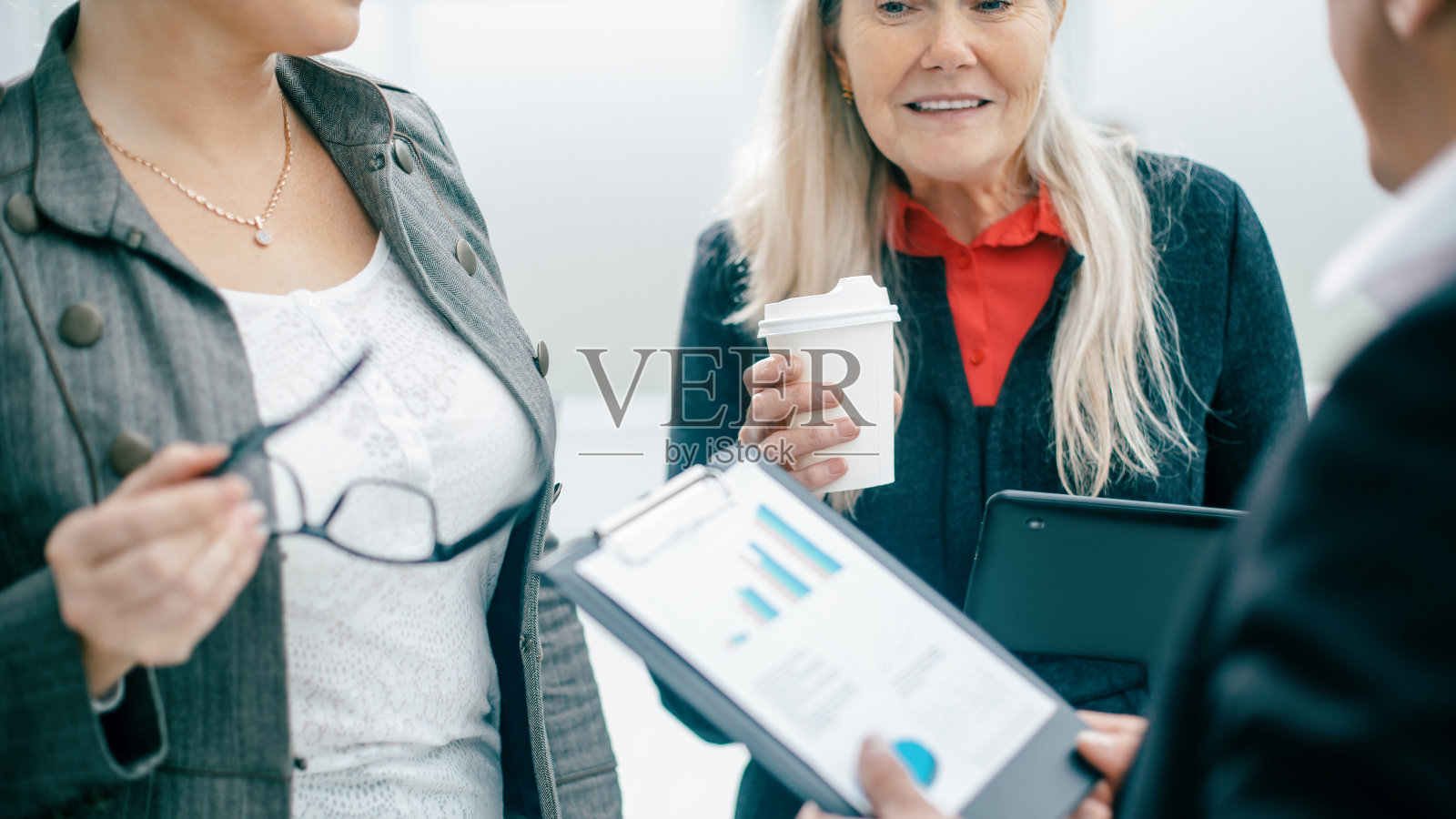 关闭了。员工们会在休息时间讨论财务数据照片摄影图片