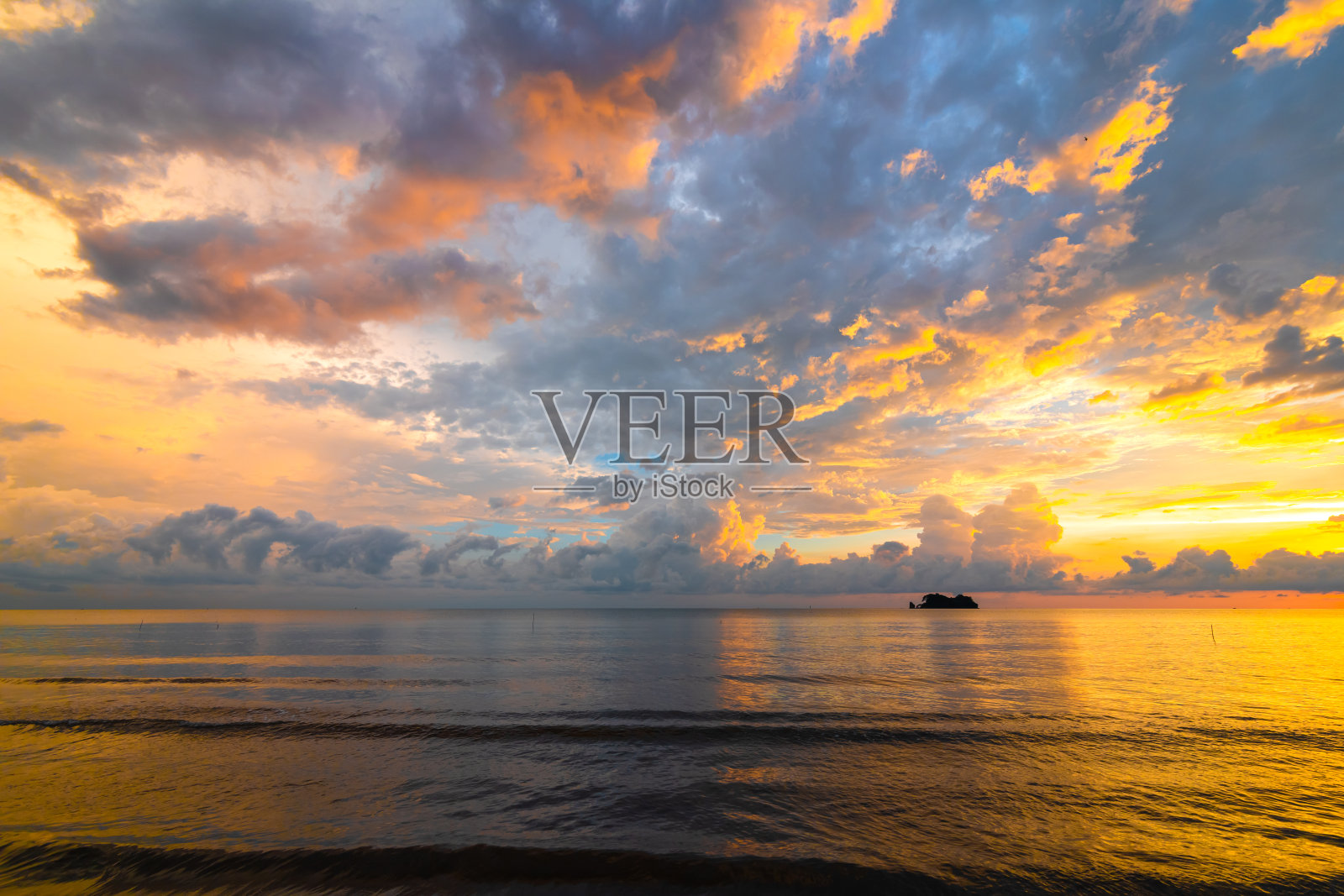 热带海洋和美丽的日落。以海滩为背景的旅游概念。照片摄影图片