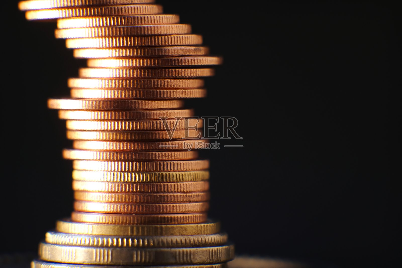 在桌子上堆叠硬币背景和商业或金融省钱照片摄影图片