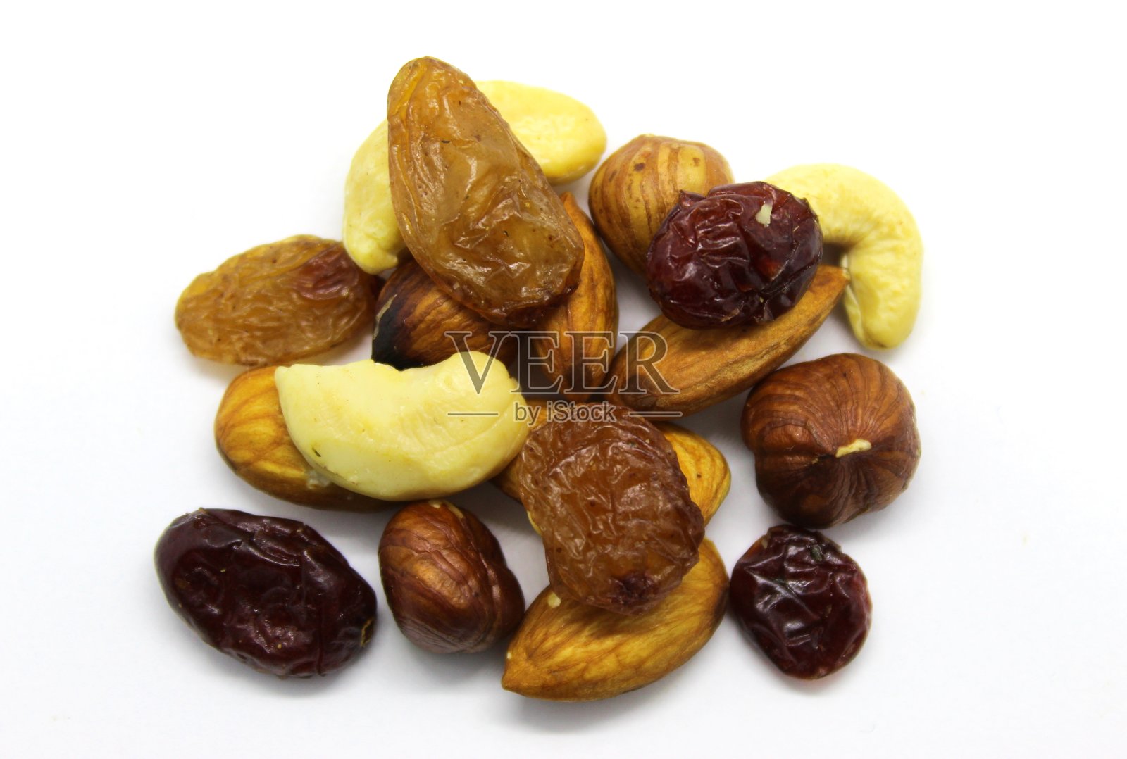 孤立在白色背景上。榛子,杏仁,干葡萄干,干蔓越莓,腰果,南瓜子。照片摄影图片