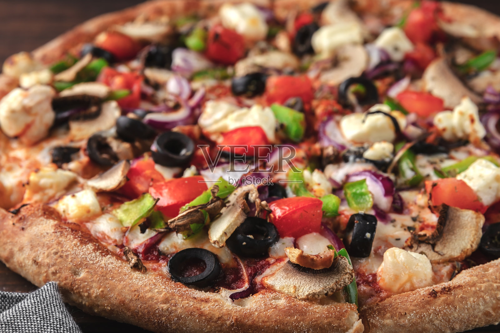 整个新鲜的圆披萨与鸡肉,蔬菜,蘑菇和奶酪特写照片摄影图片