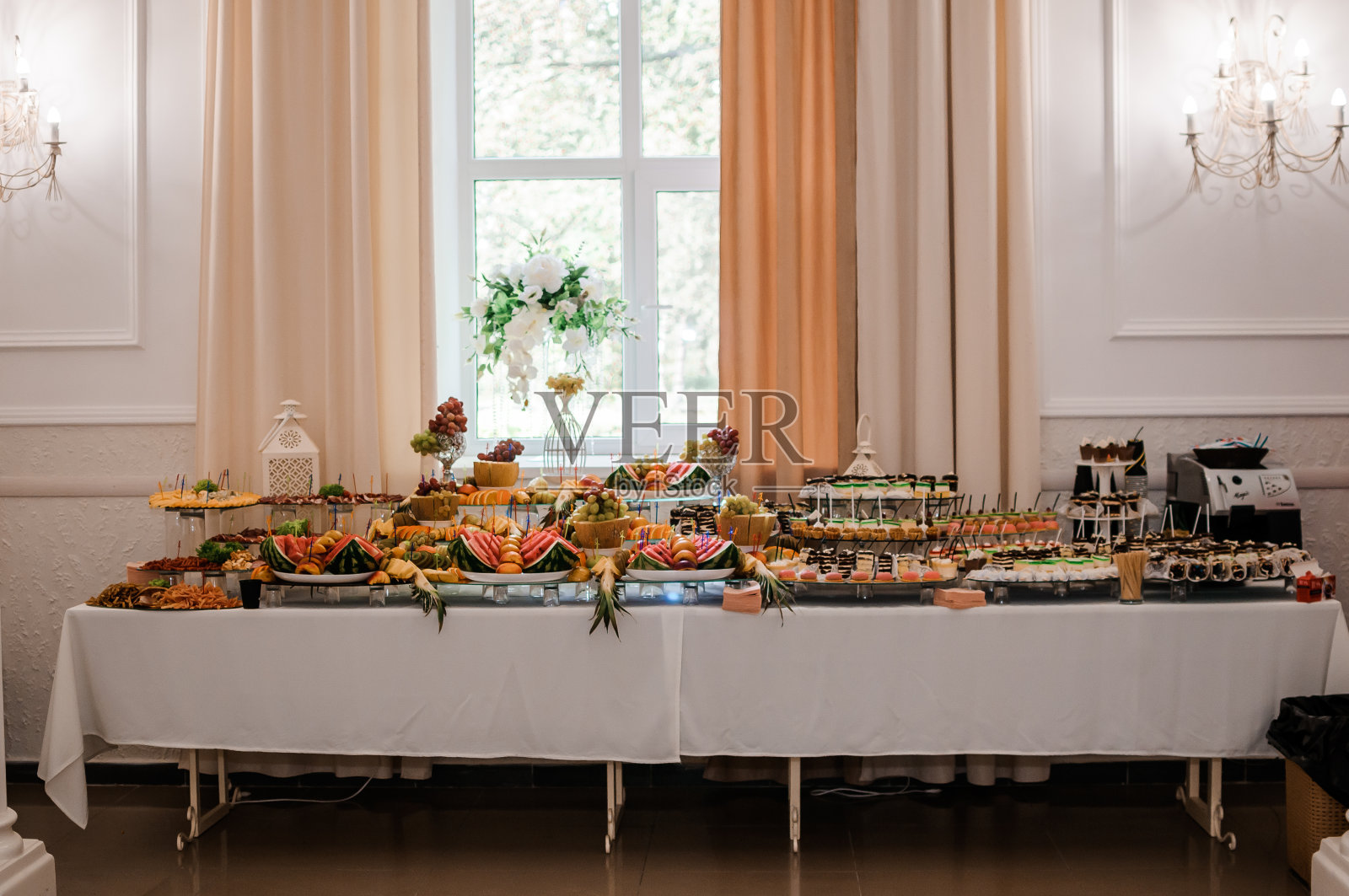 婚宴上的甜蛋糕。餐饮,甜蜜的节日自助餐。糖果照片摄影图片