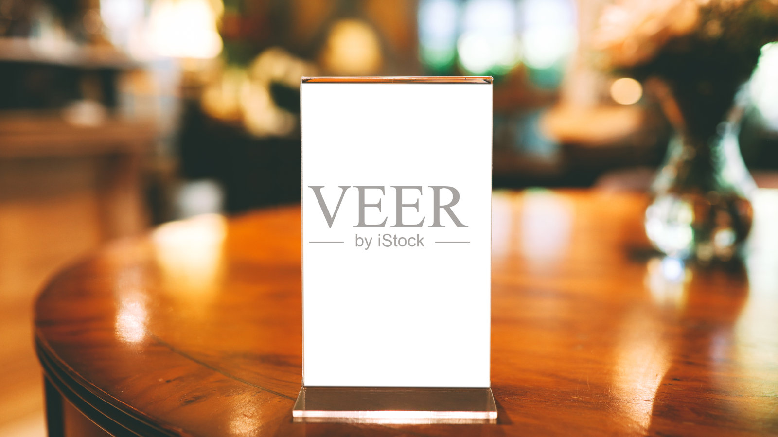 咖啡馆菜单。在酒吧餐厅咖啡厅的木桌上放置菜单框。文字营销推广空间照片摄影图片