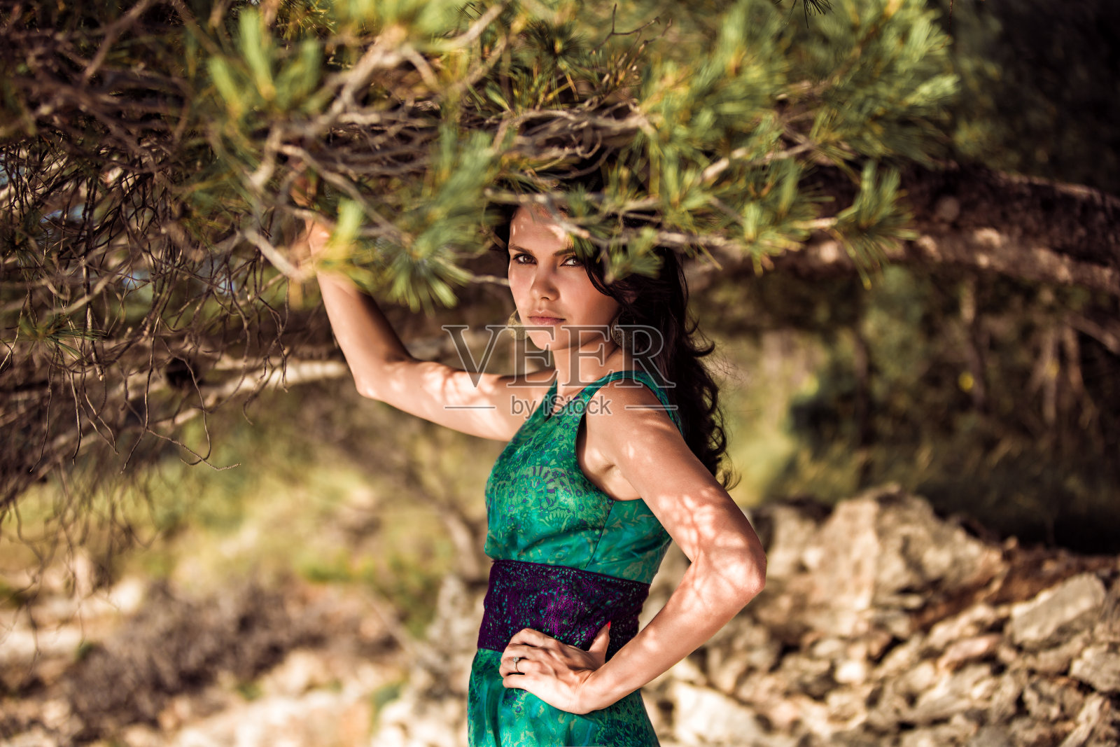 一个美丽的女孩在亚得里亚海岸边的森林里的肖像照片摄影图片