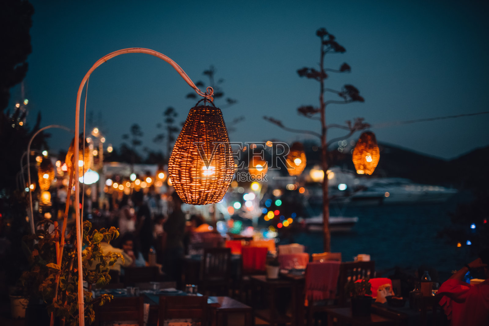 夏日夜晚,海滨餐厅灯火通明照片摄影图片