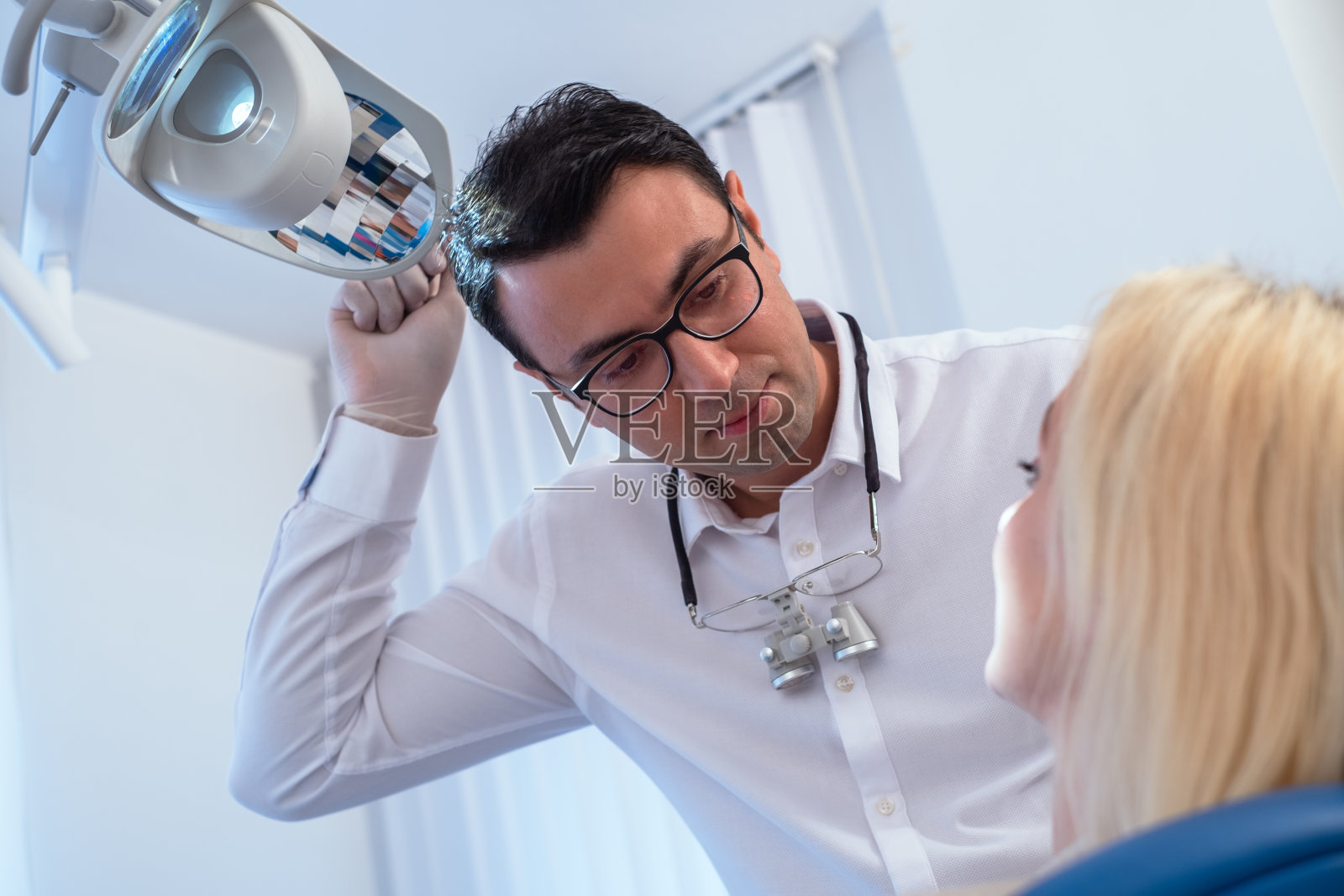 牙医检查病人的牙齿照片摄影图片