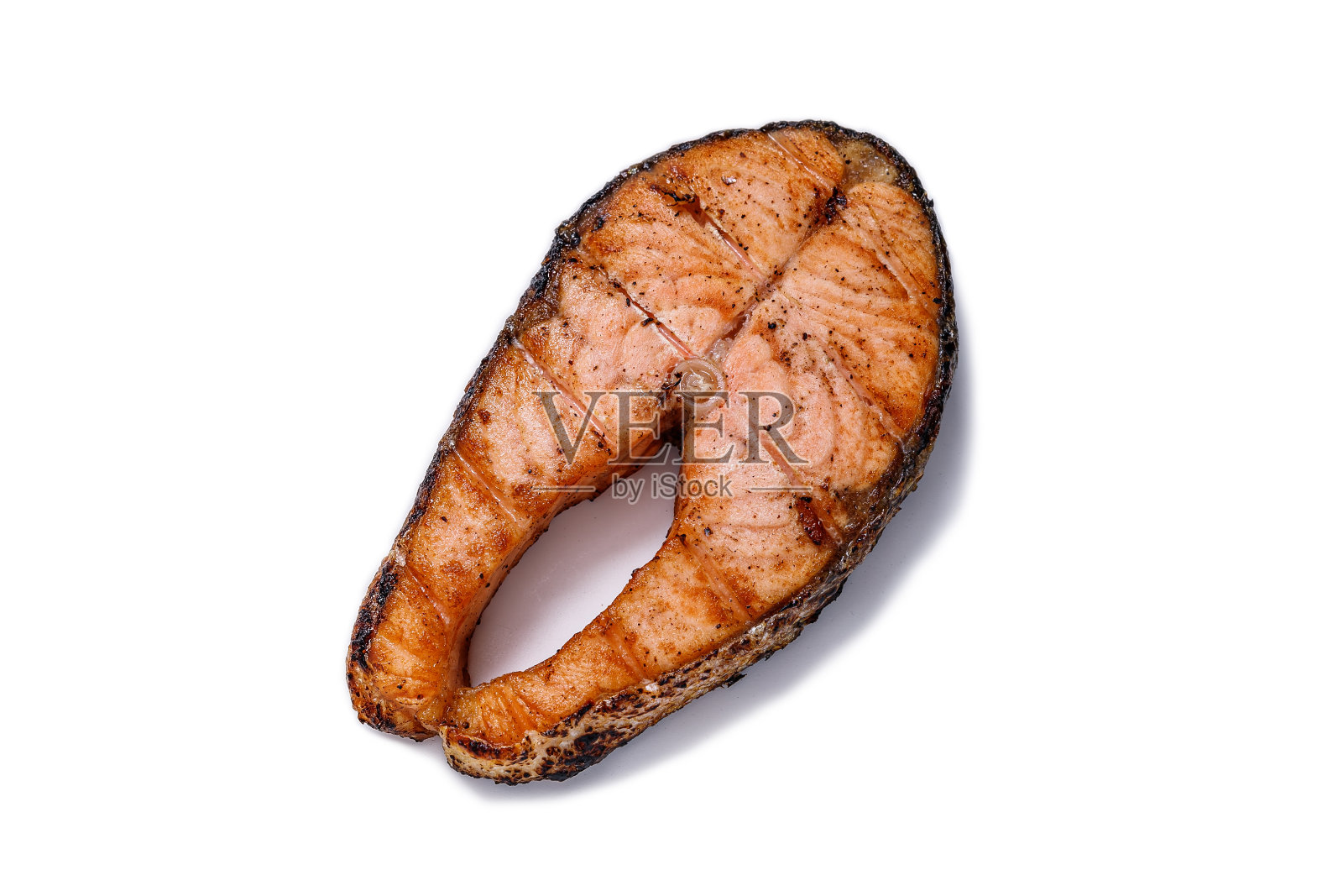 特写,开胃的烤鲑鱼排上的白色背景。海洋鱼类。天然食品。孤立的对象照片摄影图片