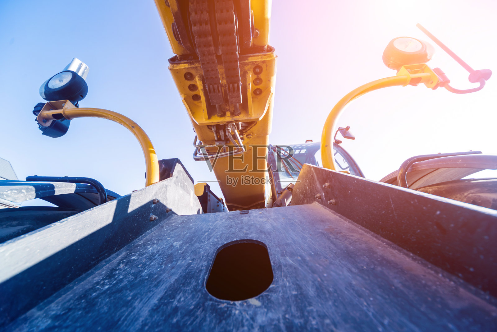 大型黄色铲车在仓库附近工作照片摄影图片