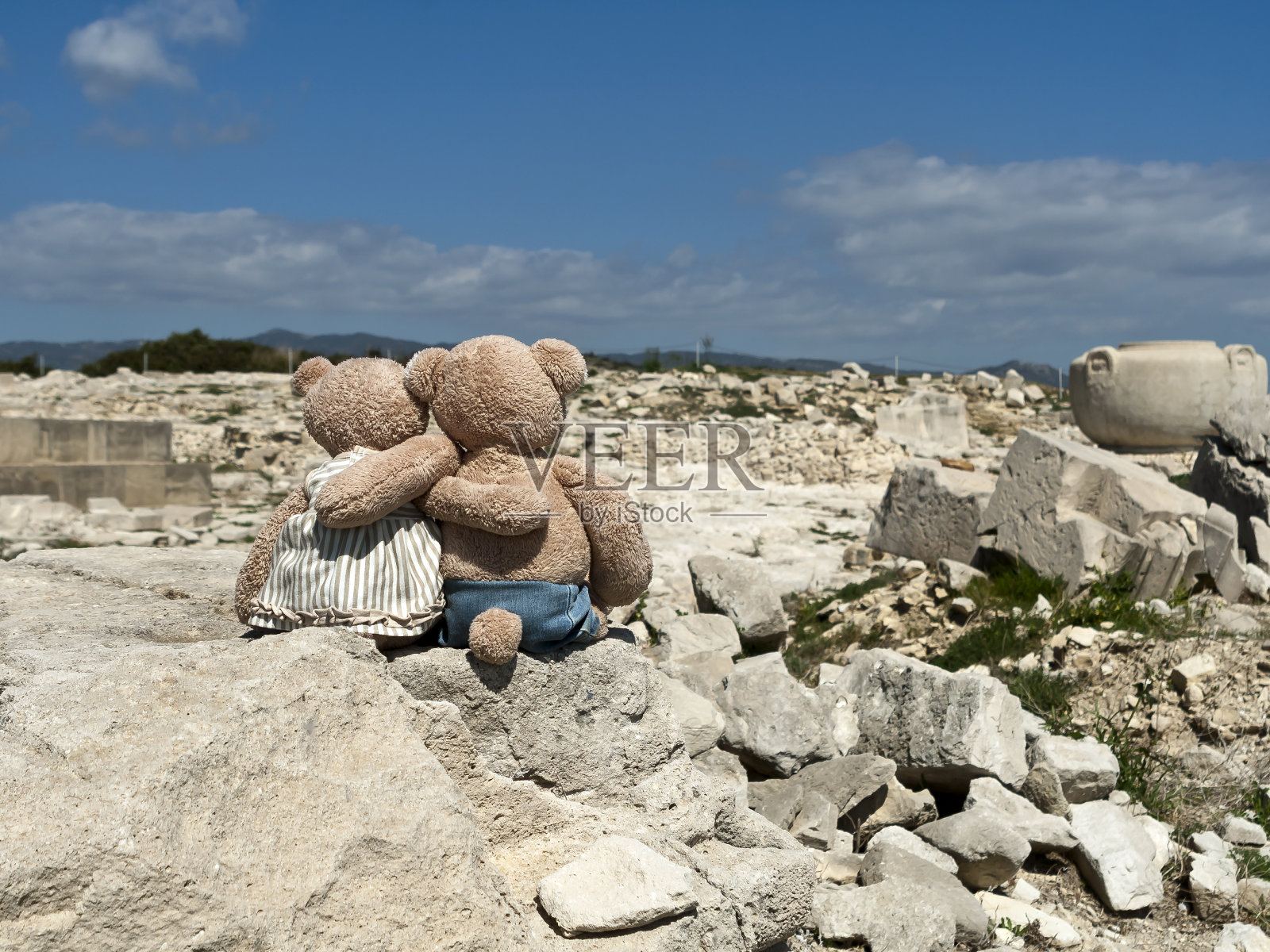 考古遗址上的两只泰迪熊照片摄影图片