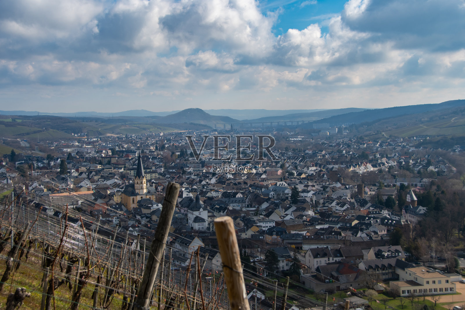 从上面俯瞰的Bad Neuenahr Ahrweiler镇照片摄影图片