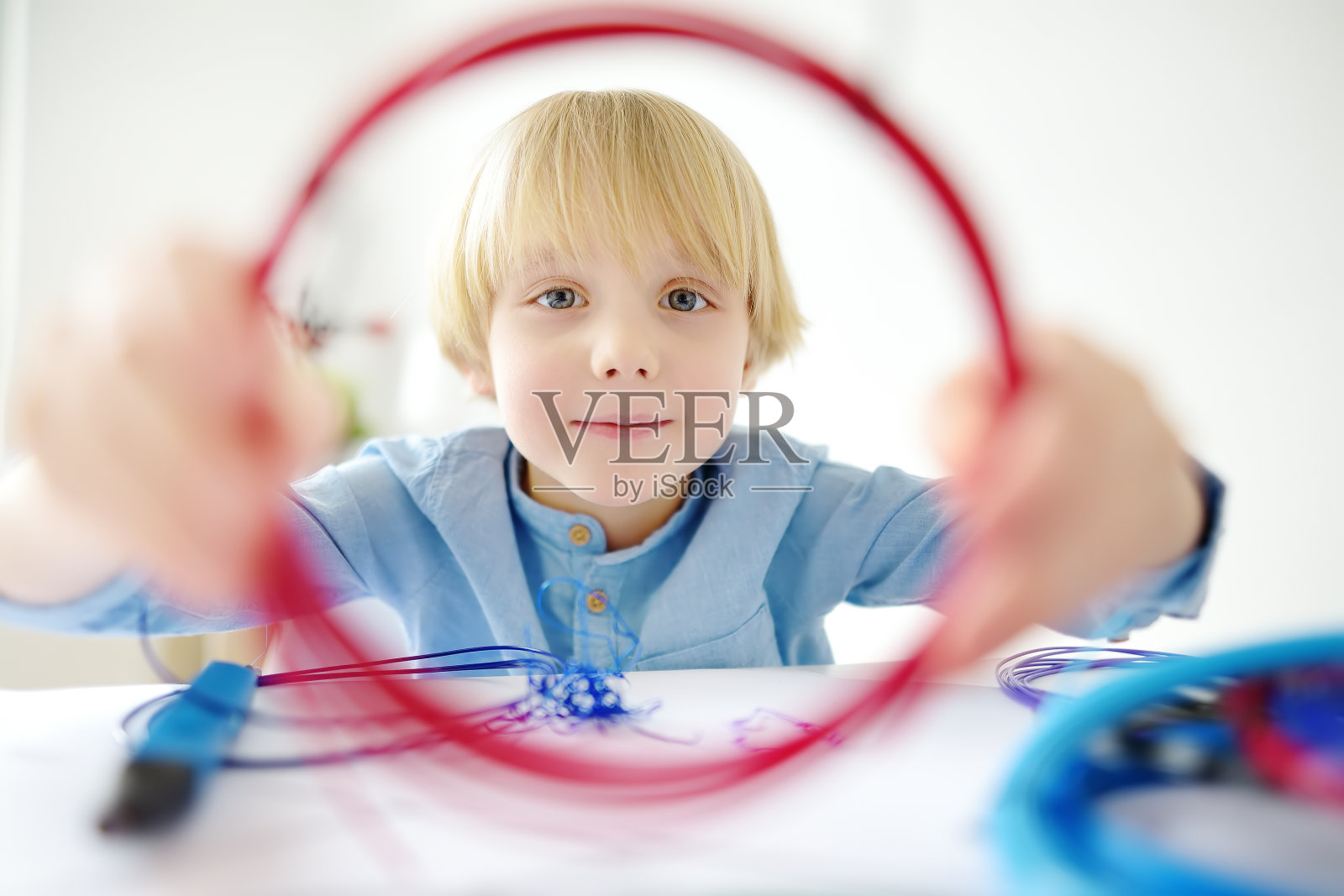 小男孩学习用3d打印笔制作模型。孩子玩新的现代玩具的创造力。DIY。STEM和STEAM教育。照片摄影图片