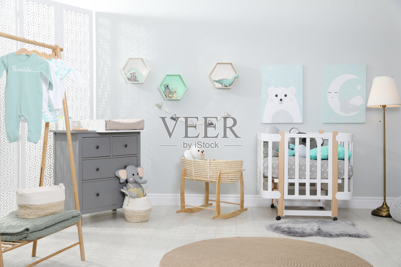 舒适的婴儿房,有婴儿床和其他家具。室内设计照片摄影图片