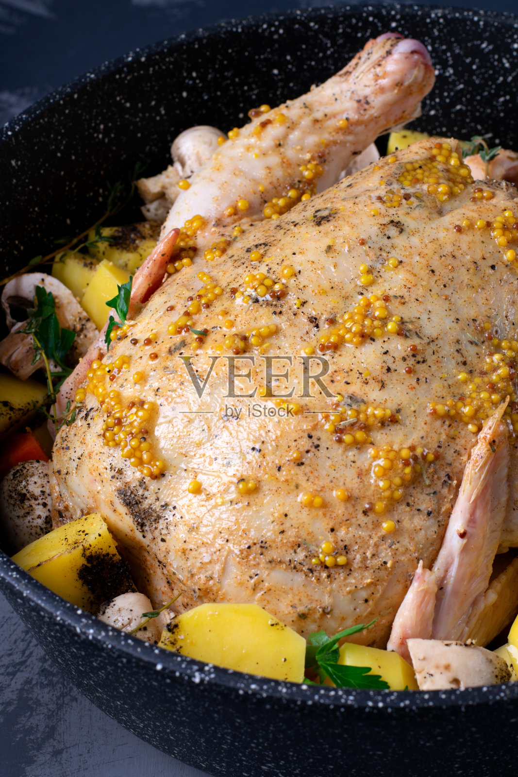 用芥末、油和香料腌制的整只生鸡肉照片摄影图片