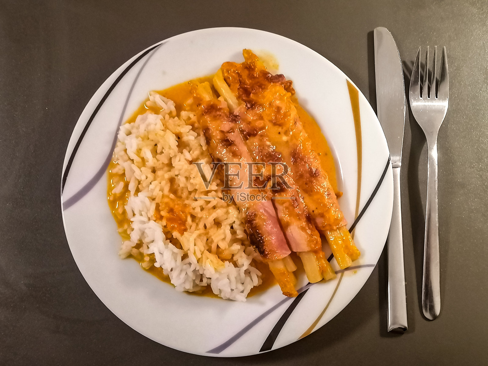 米饭配火腿、芦笋和奶油酱照片摄影图片