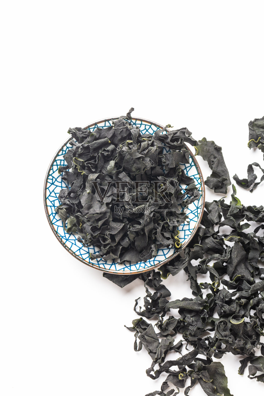 脱水海芥菜白色背景,裙带菜照片摄影图片