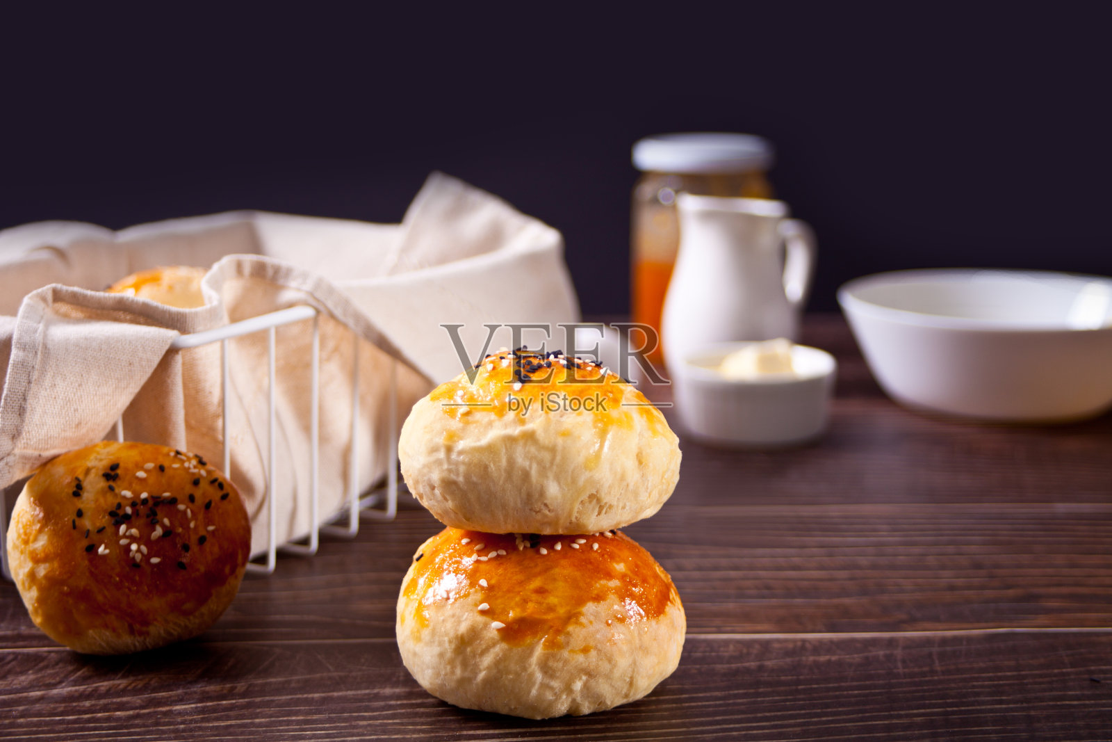 新鲜的自制全麦芝麻汉堡面包照片摄影图片