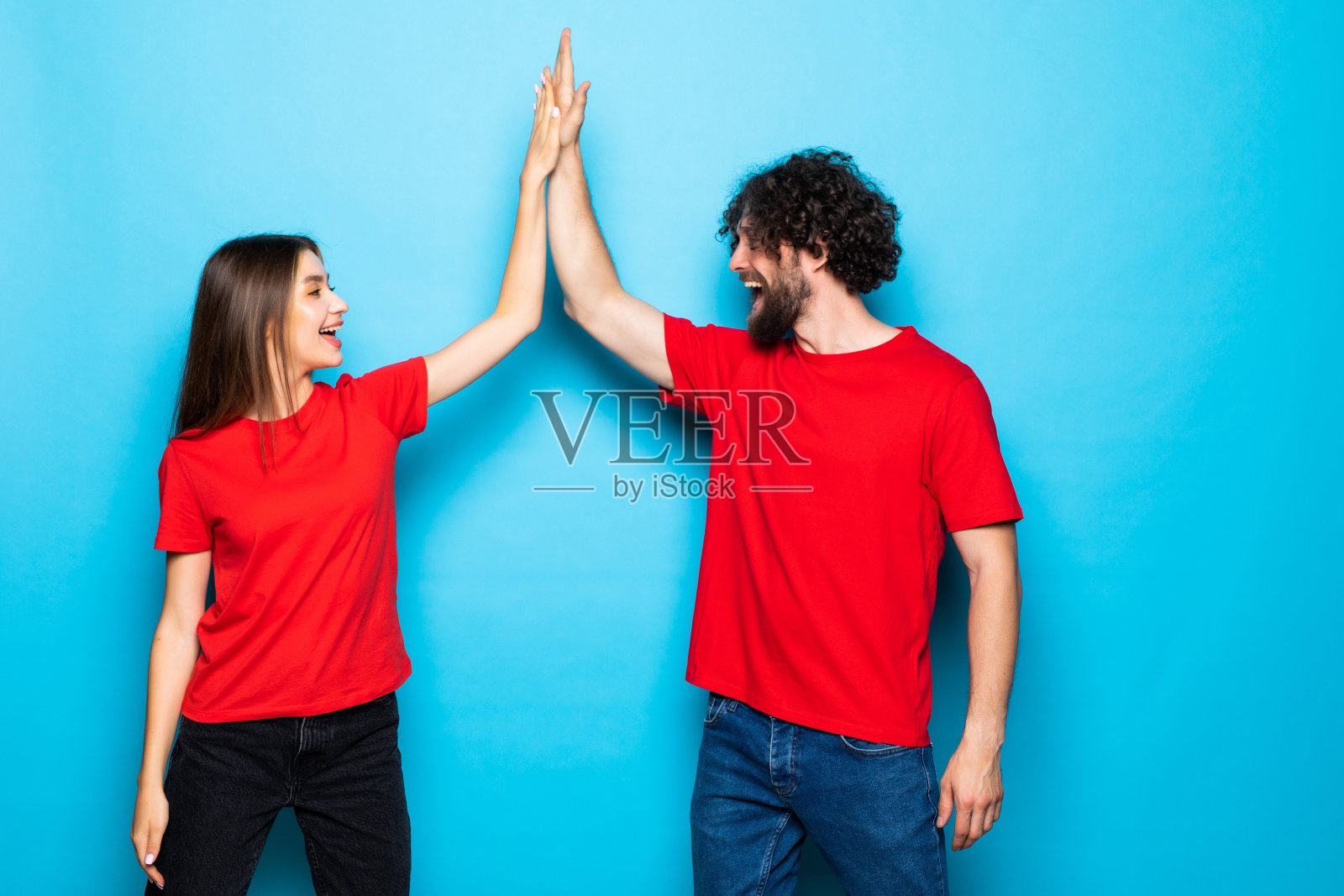 幸福的夫妻是最好的伴侣。真正的朋友意味着什么。年轻女子和男子孤立地站在蓝色背景上。照片摄影图片