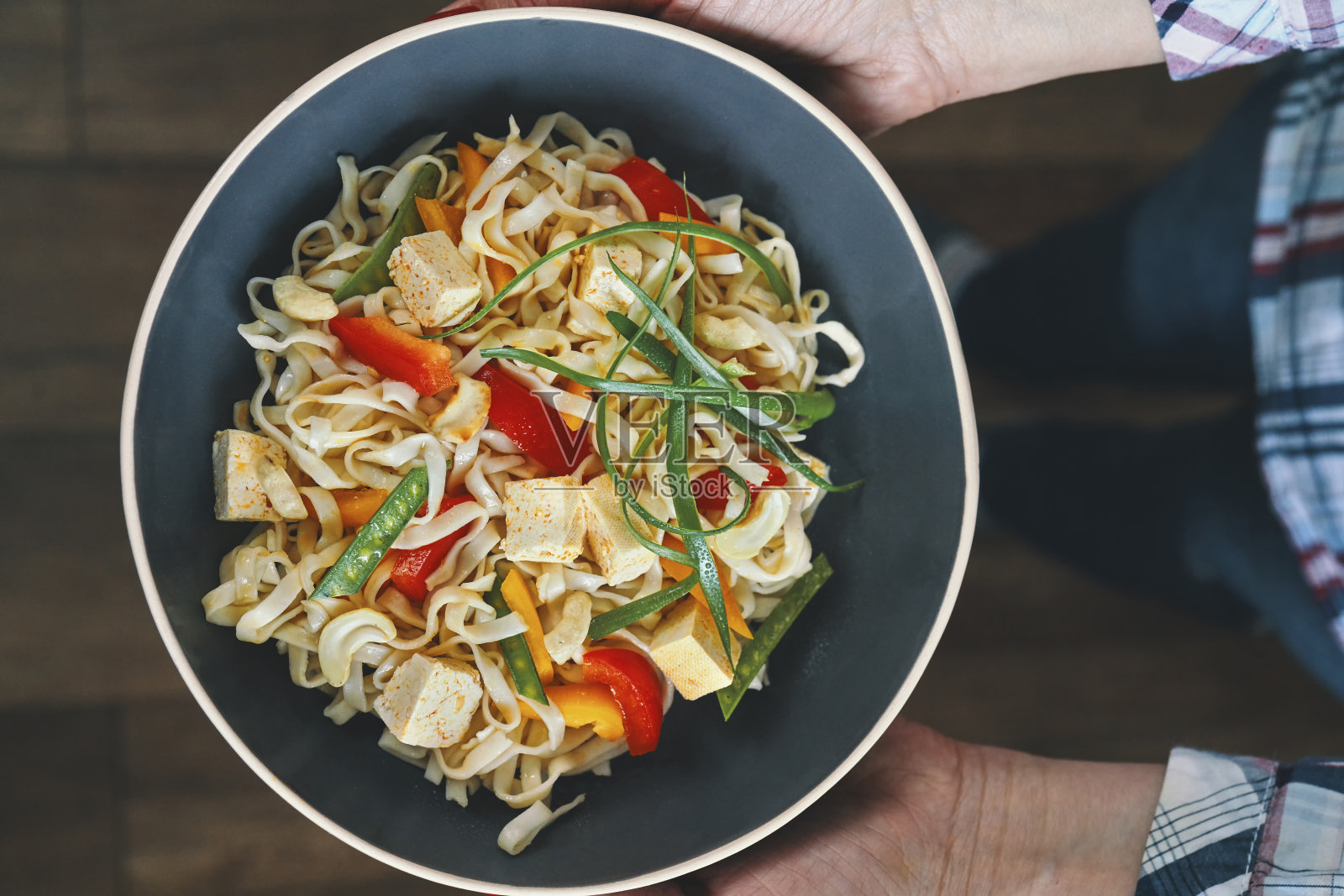 亚洲素食炒粉辣椒,豆芽和豆腐照片摄影图片