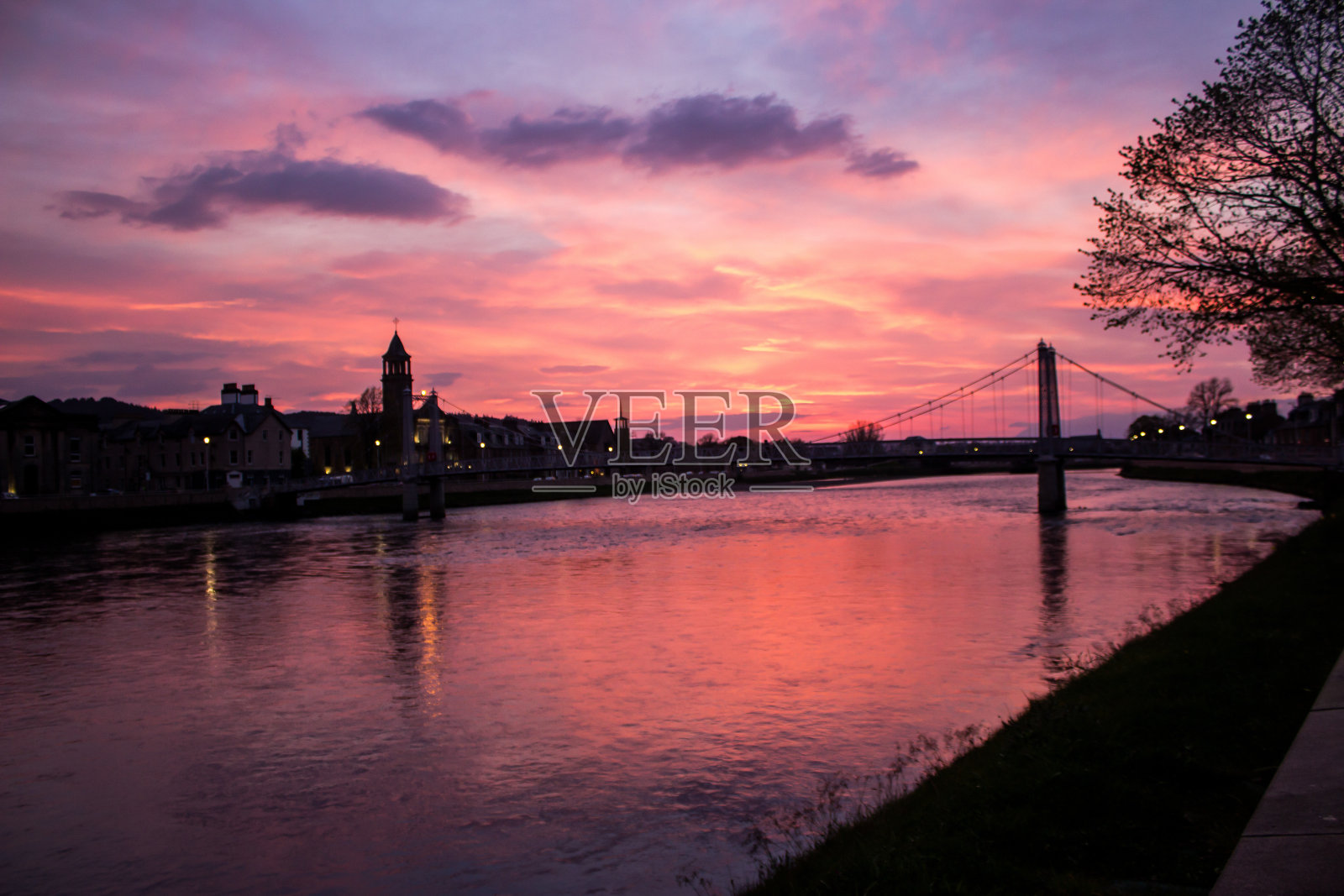 尼斯河上的日落照片摄影图片