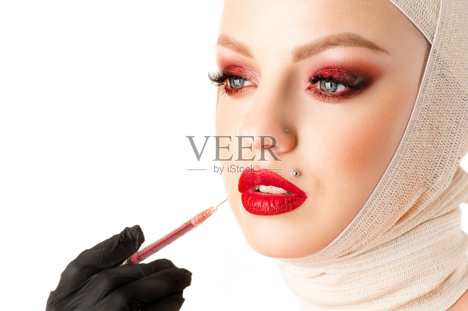 美丽的女人用明亮的妆容使嘴唇注射照片摄影图片