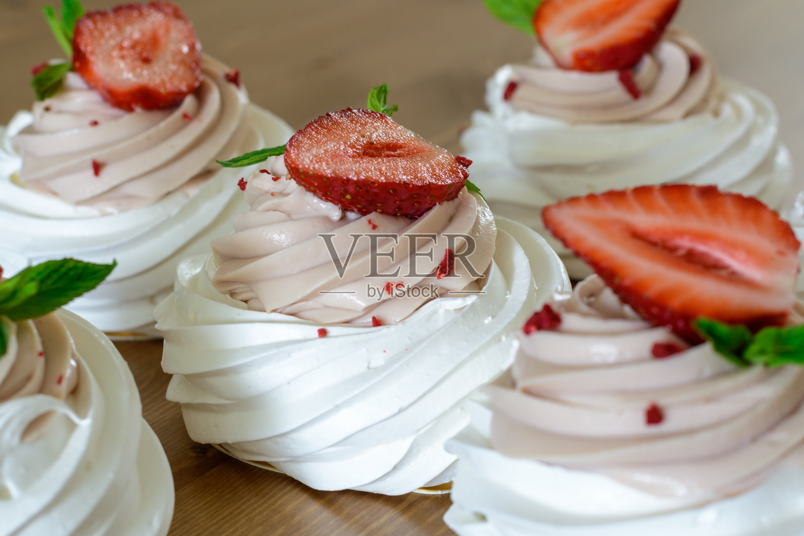 用新鲜草莓自制美味的蛋白酥饼照片摄影图片