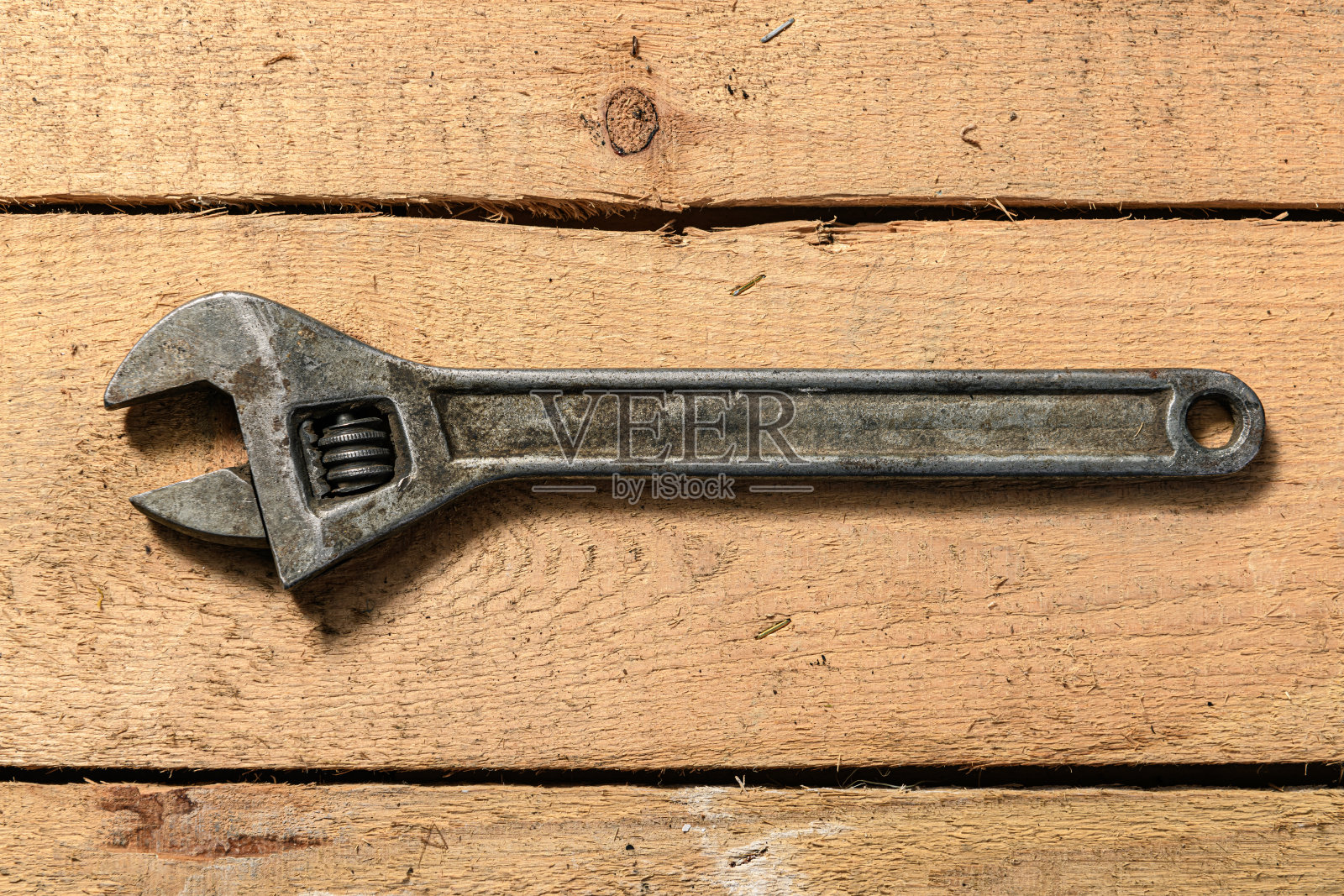 旧的老式扳手的特写在一个木制的背景,家庭手工工具照片摄影图片