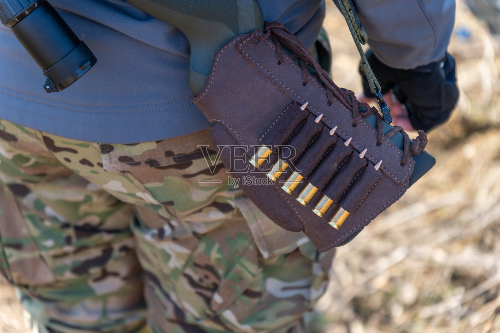 枪托上的枪托。枪带子弹的枪带照片摄影图片