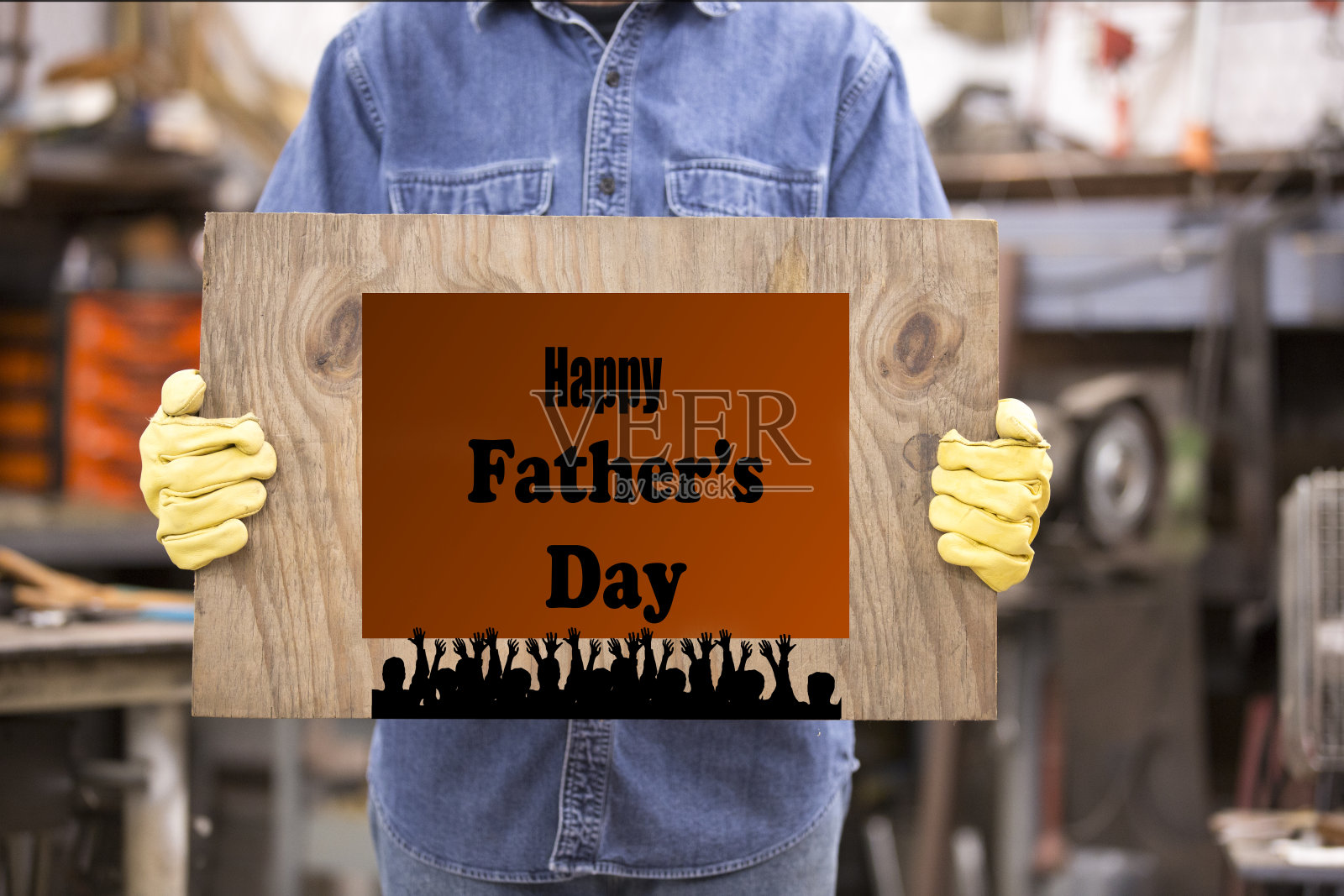 蓝领工人戴着工作手套举着“父亲节快乐”的牌子。照片摄影图片