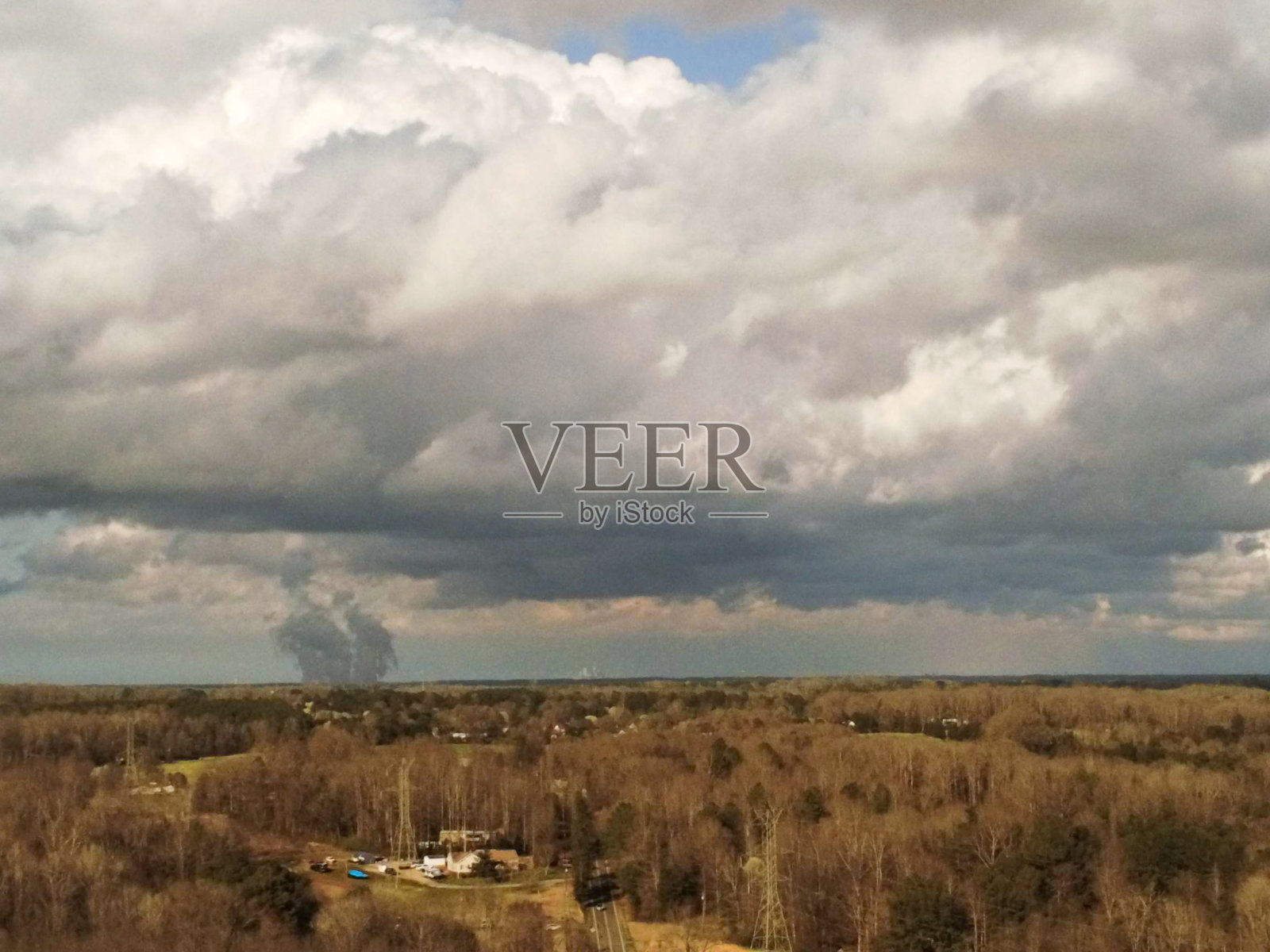 雷雨过后地平线上的乌云照片摄影图片