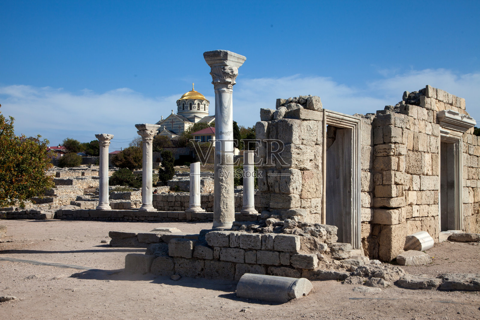 克里米亚切索斯市的古城墙遗址、柱廊和弗拉基米尔大教堂。旅行的概念。照片摄影图片