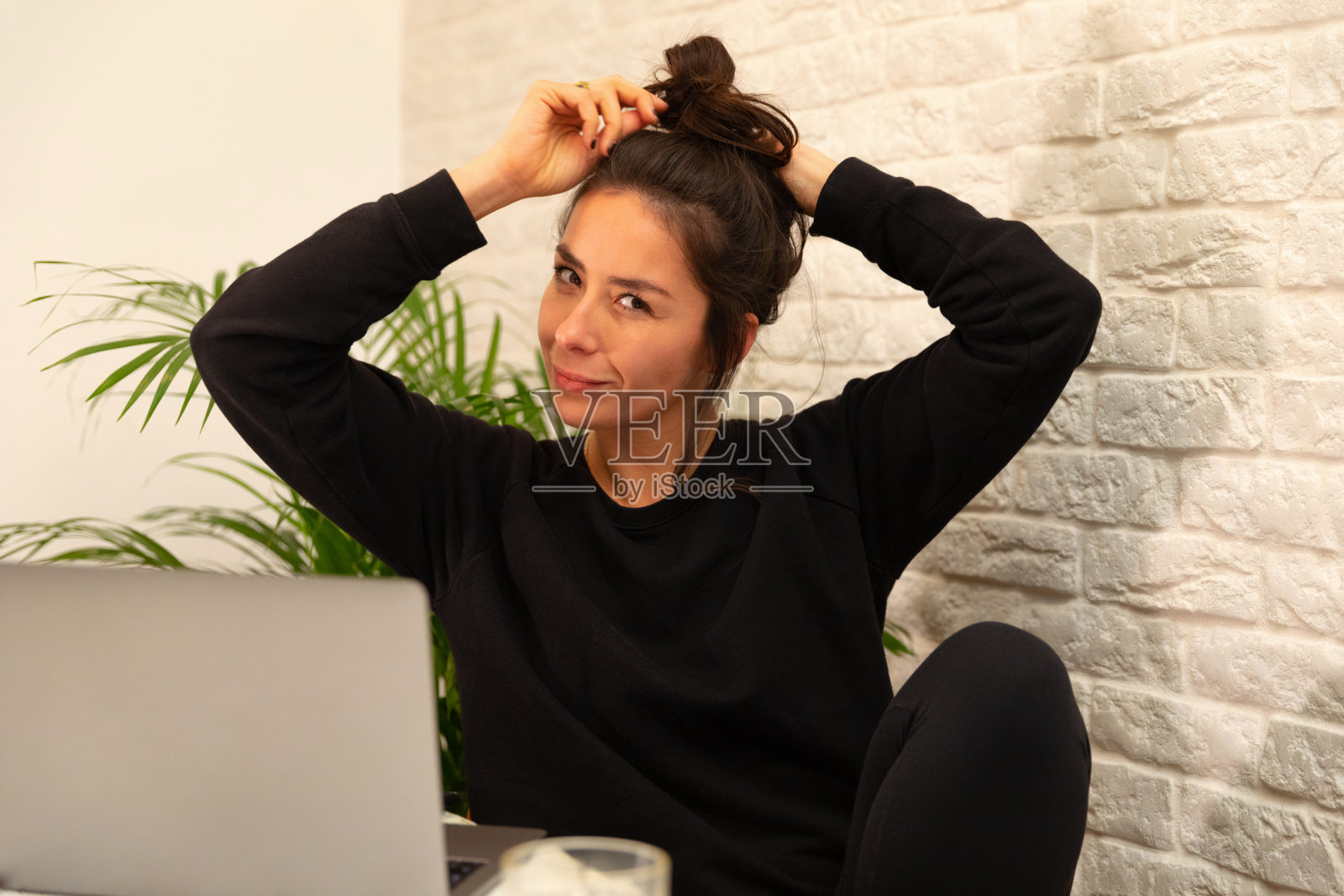 年轻美丽的女人在家里放松照片摄影图片