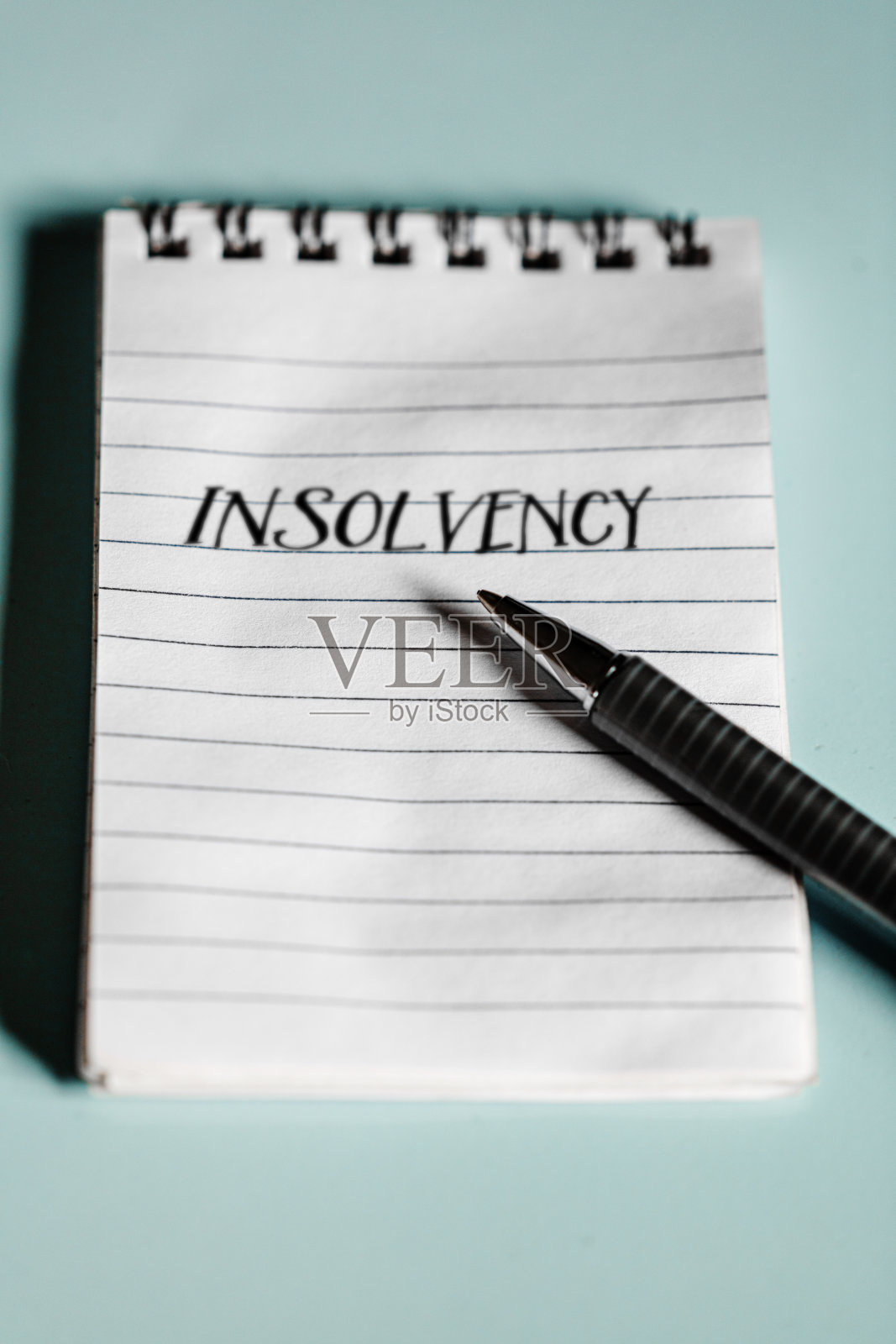 笔记本破产、破产和危机、冠状病毒或covid-19照片摄影图片