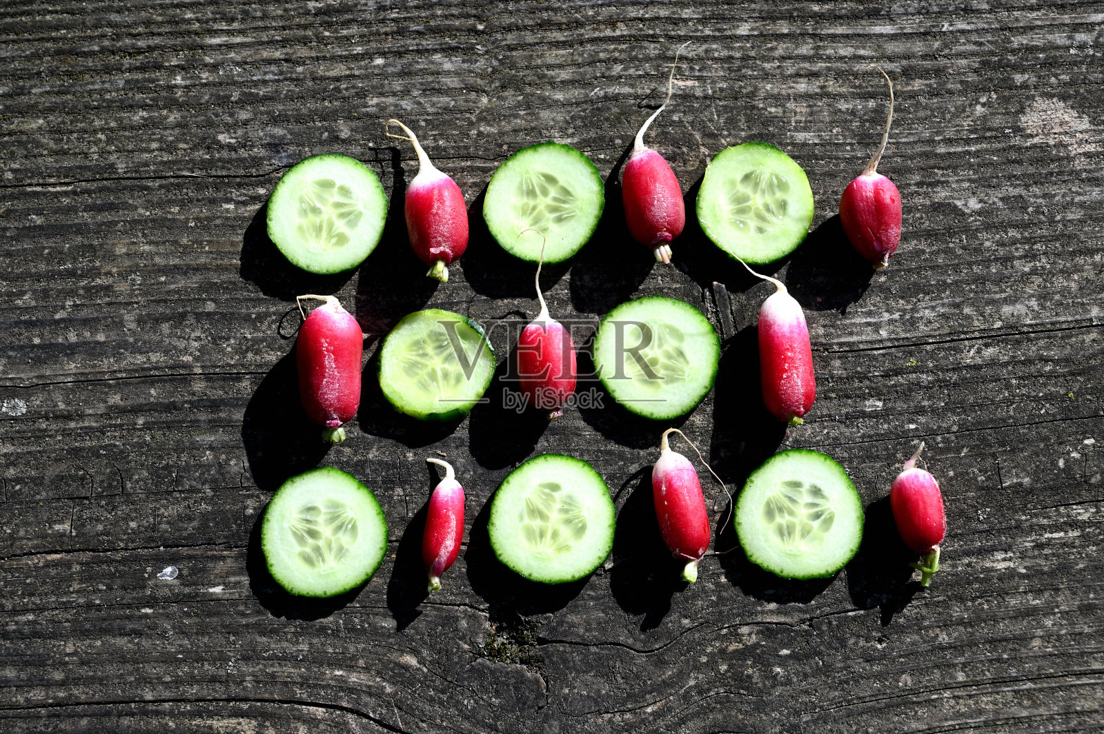 用黄瓜片和萝卜片做背景照片摄影图片