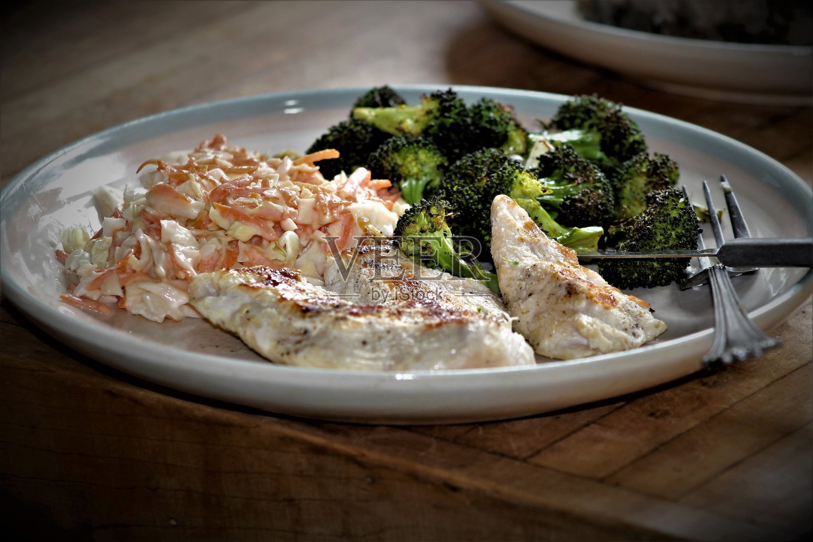 免费版税照片-近距离烤鸡胸与西兰花和胡萝卜卷心菜沙拉-最佳食物和菜单照片的网站,食物博客,或广告-美味的烤鸡,蔬菜和卷心菜由服务员提供-美味的食物照片照片摄影图片