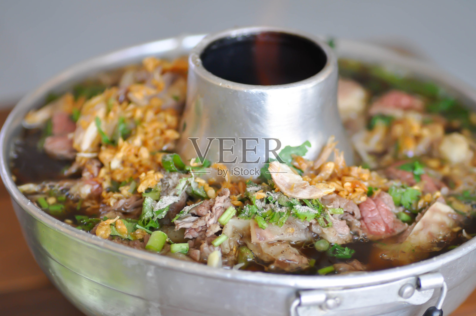 肉汤或牛肉汤或面条照片摄影图片