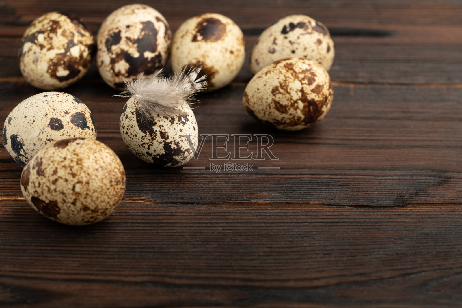 一组鹌鹑蛋在一张棕色的木桌上照片摄影图片