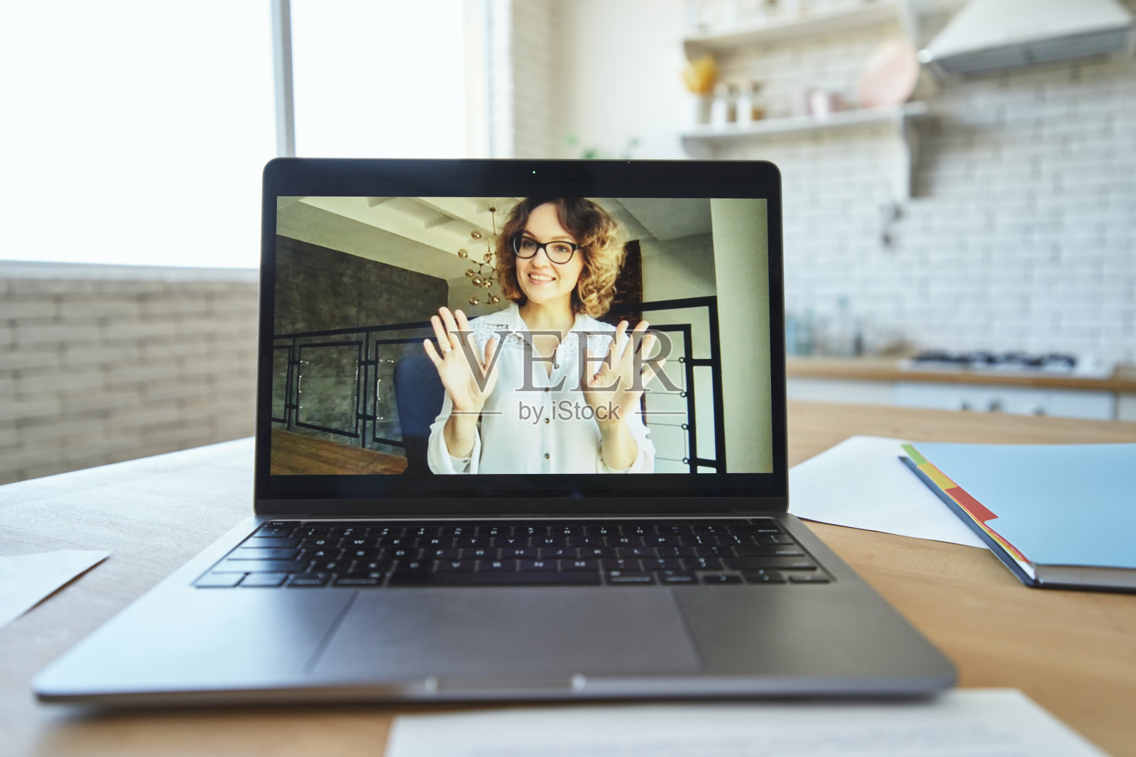 笔记本电脑屏幕的特写,快乐的女老师微笑着挥手告别视频通话,有在线课程照片摄影图片