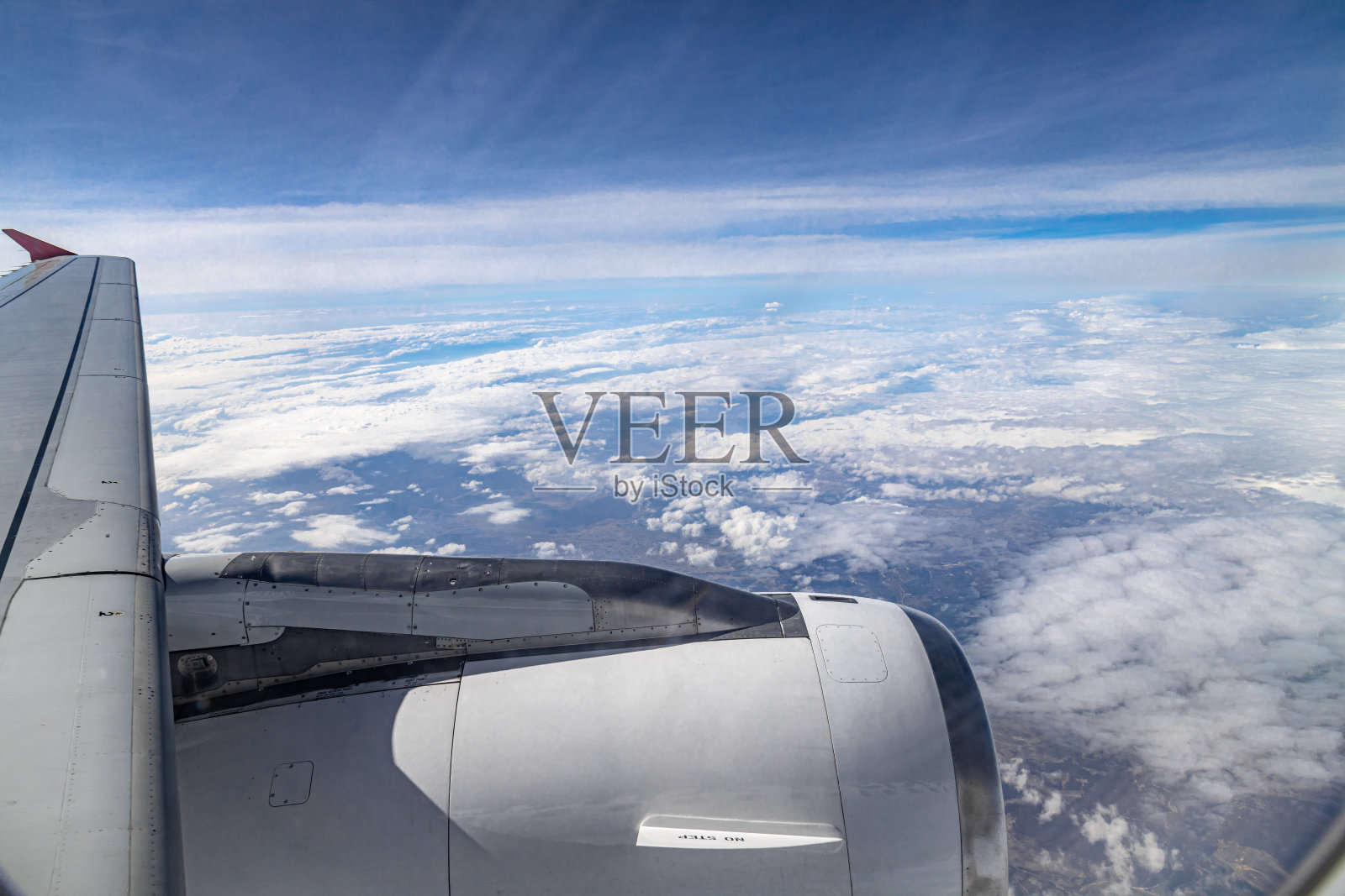 日落时从飞机窗口看机翼。飞行与旅行概念照片摄影图片