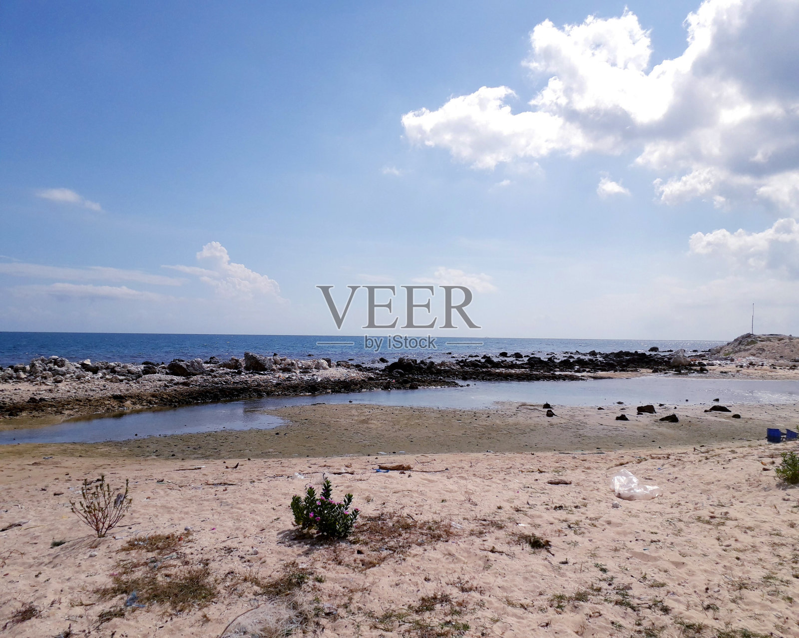 礁湖海滩与强烈的阳光在上午-股票照片照片摄影图片