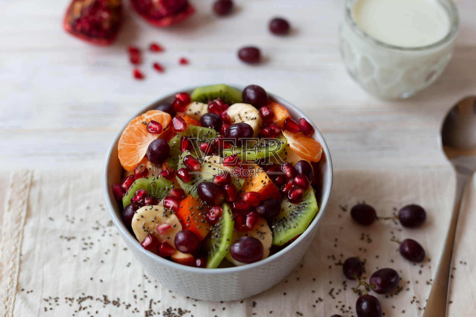 水果维他命沙拉在一个碗在一个明亮的背景照片摄影图片