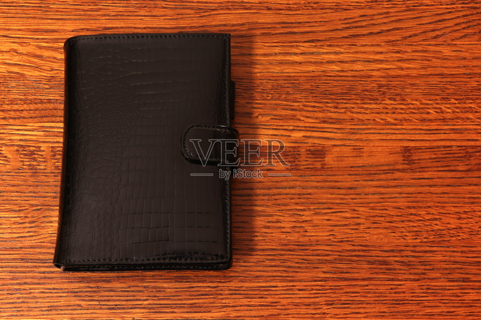 木制背景上的记录本、笔记本。照片摄影图片