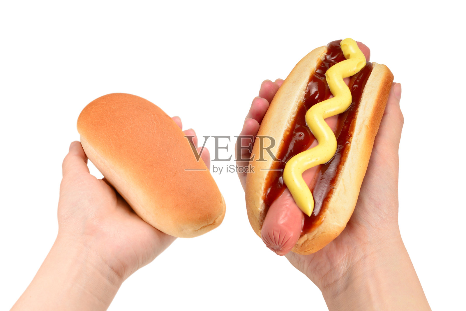 热狗在女人的手孤立在白色背景。副本的空间。照片摄影图片
