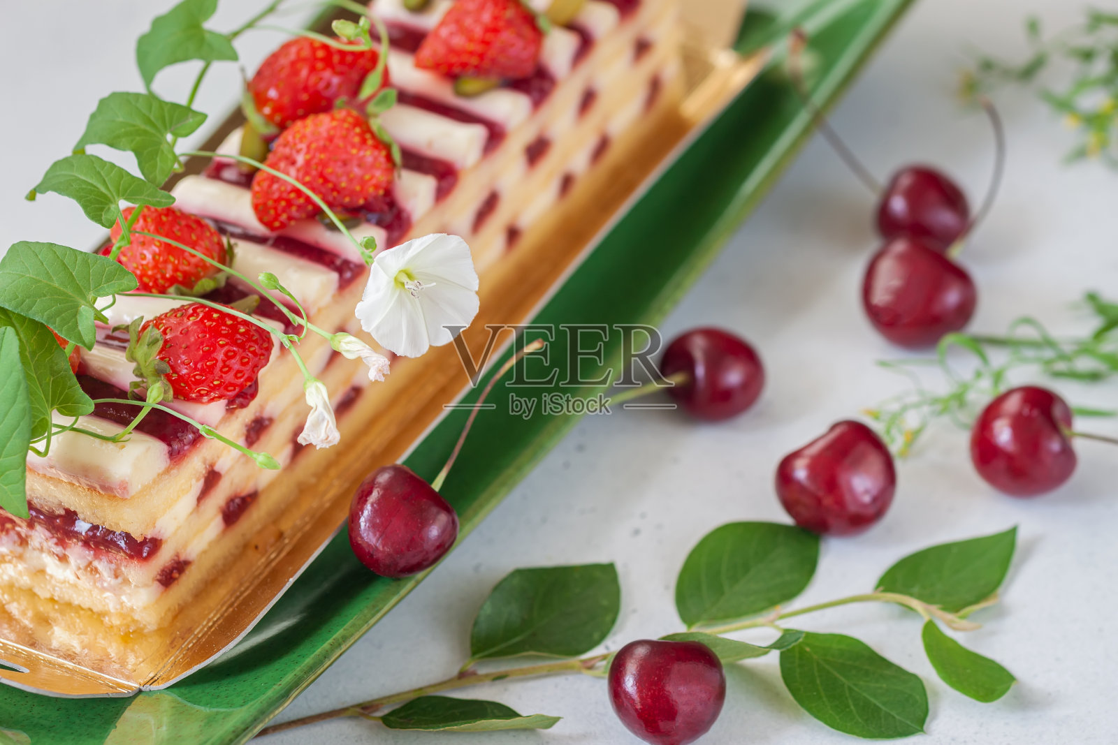 夏日草莓水果蛋糕,成熟的樱桃浆果,浪漫的早餐照片摄影图片