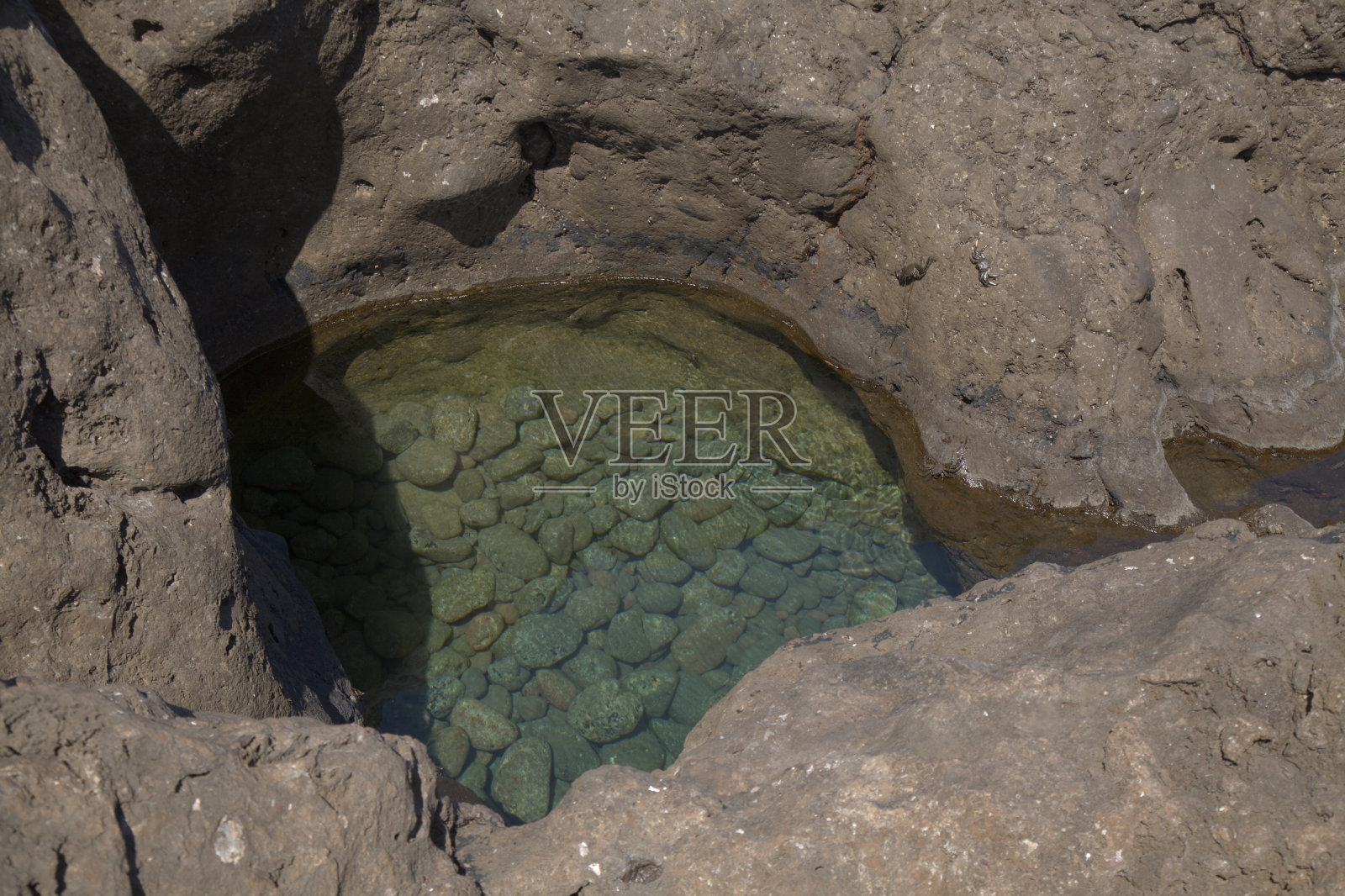 大加那利岛北部海岸悬崖下的平静天然海水池,火山岩与海洋分隔,萨尔迪纳德尔诺特地区照片摄影图片