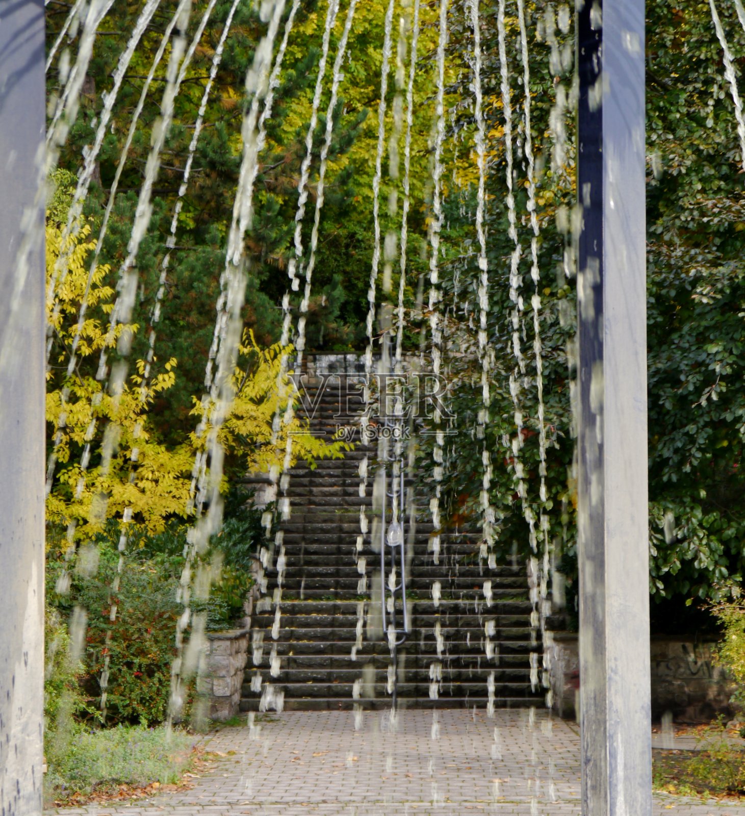 楼梯前的喷泉照片摄影图片