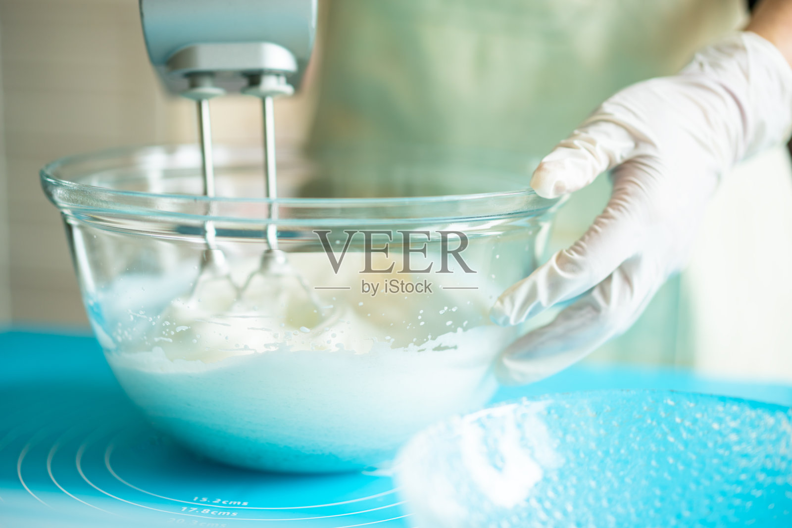 制作生日蛋糕照片摄影图片