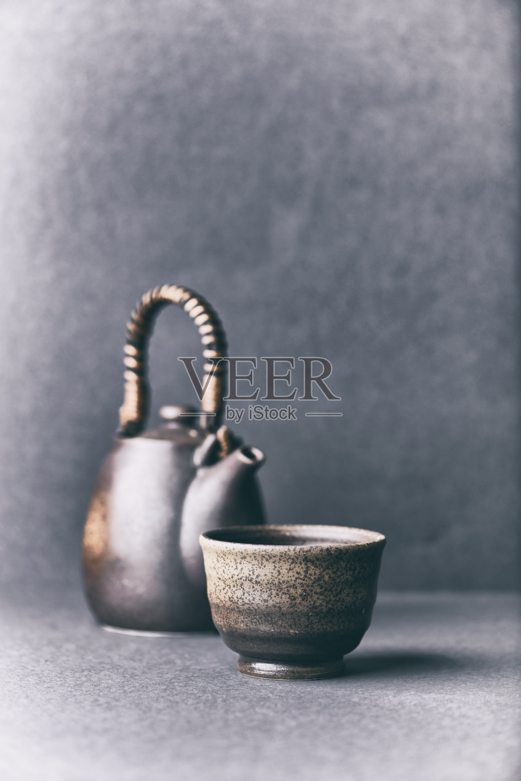 传统的,手工陶瓷在黑暗的背景。软的焦点。副本的空间。照片摄影图片