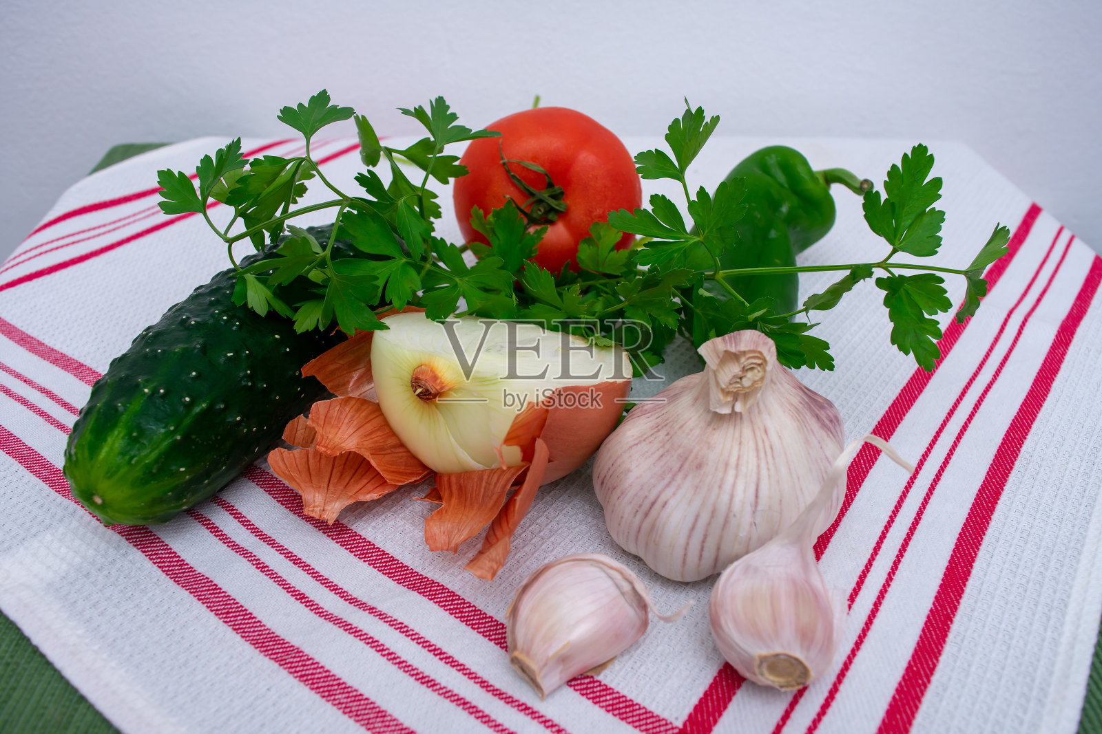 大蒜,西红柿,黄瓜,洋葱和辣椒,安达卢西亚凉菜汤的原料。照片摄影图片