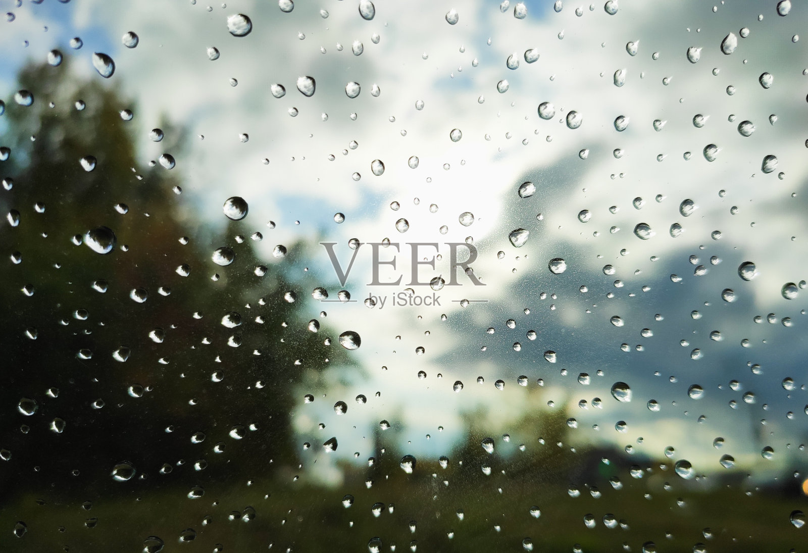 美丽的风景后面的玻璃与雨滴照片摄影图片